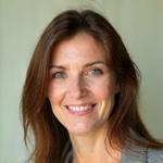 Portret Jelene Simić, nutricioniste i trenerice, sa prijateljskim osmehom.